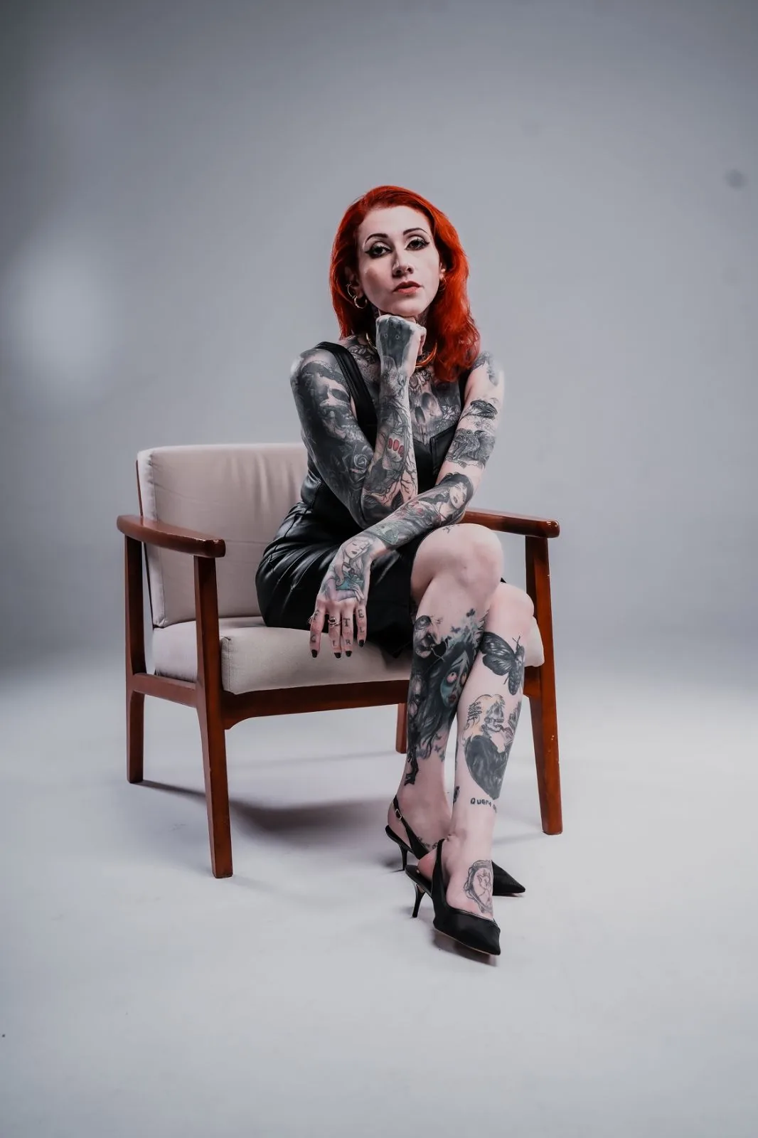 Bela Vieira sentada em uma poltrona, em retrato de estúdio